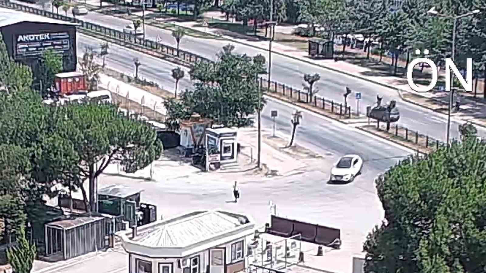 Yaya geçidinden geçen yayaya otomobil çarptı