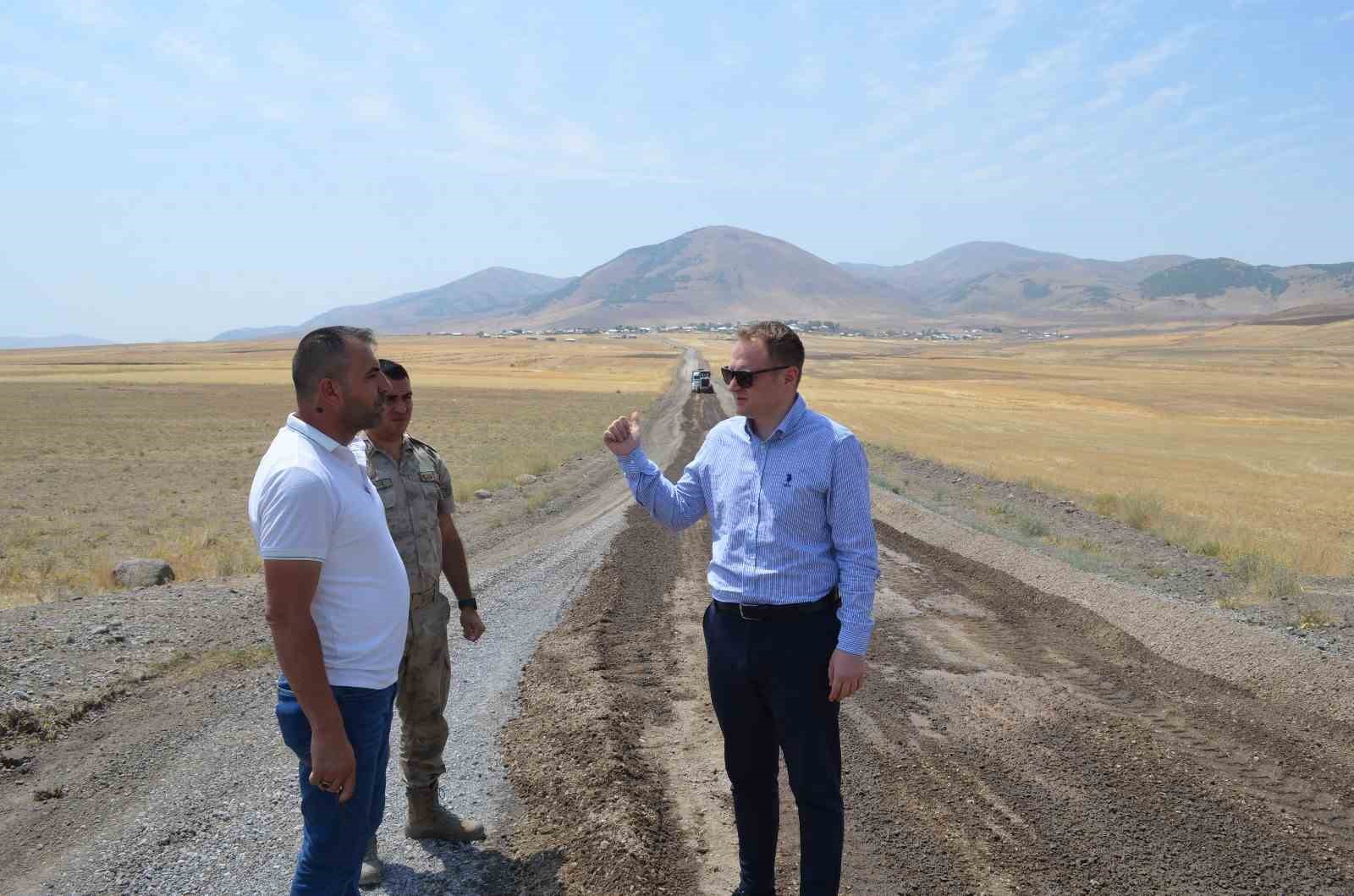 Bulanık’ta yol asfaltlama çalışması