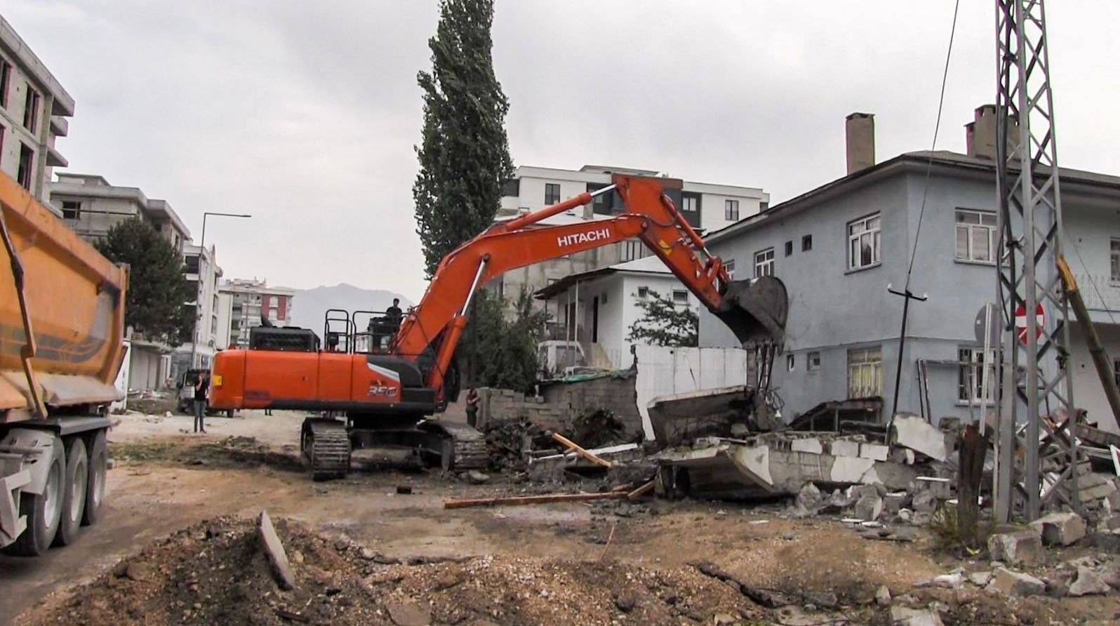 Terzioğlu Caddesi&rsquo;ndeki &ccedil;alışmalarda imar planı uygulanıyor
