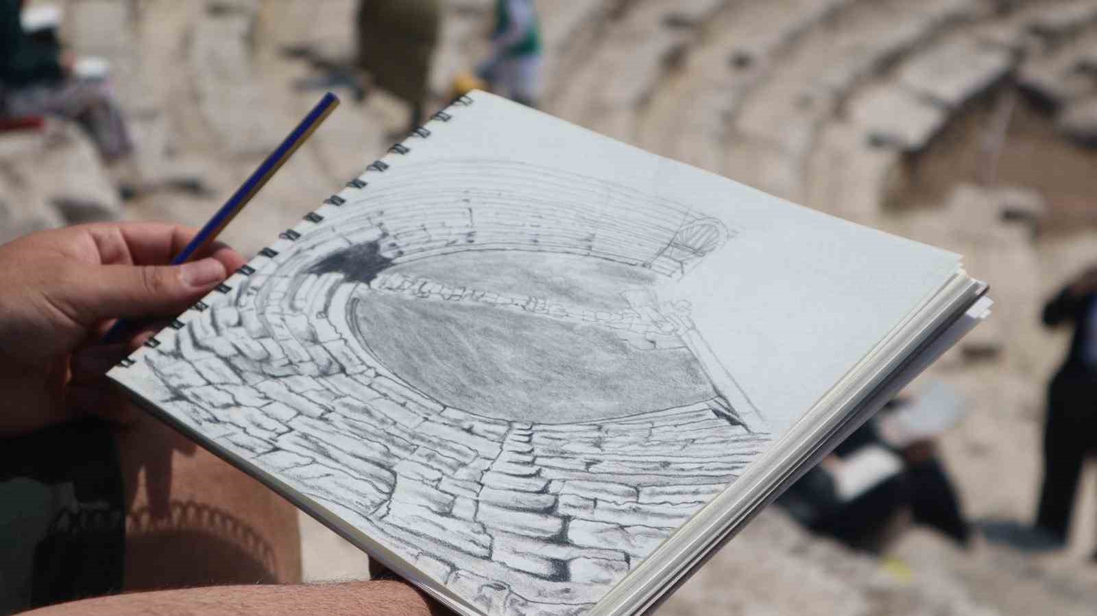 Antik Tiyatro&rsquo;yu kara kalem &ccedil;alıştılar
