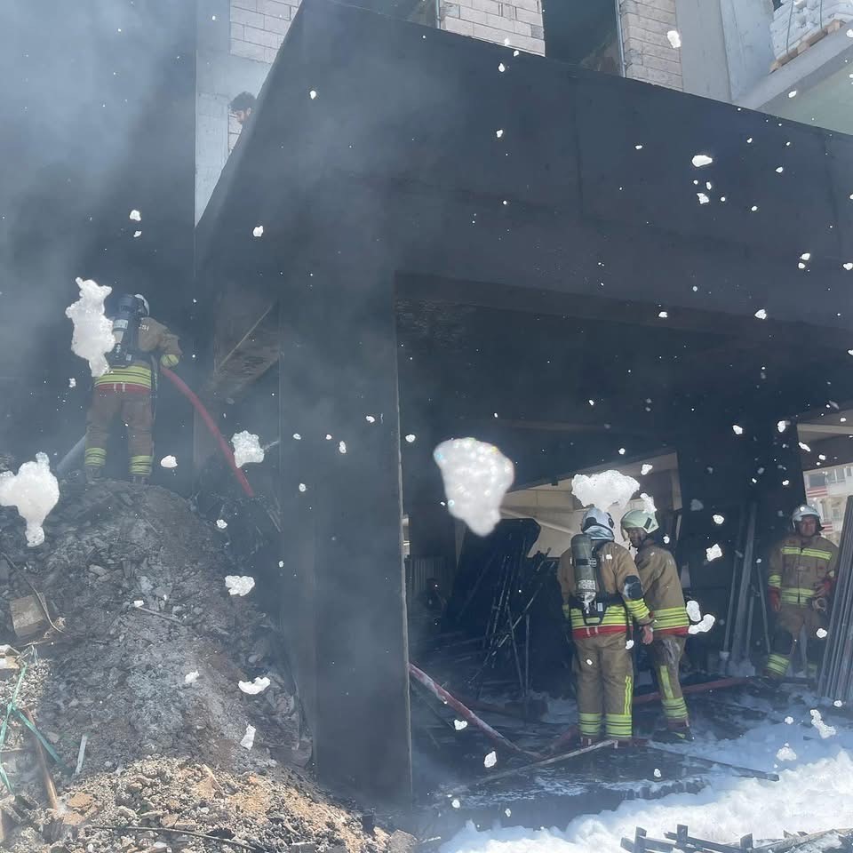 Antakya’da şantiyede çıkan yangın büyümeden söndürdü
