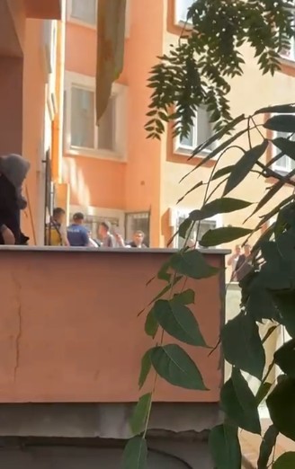 5 katlı binadan d&uuml;şen gen&ccedil; hayatını kaybetti
