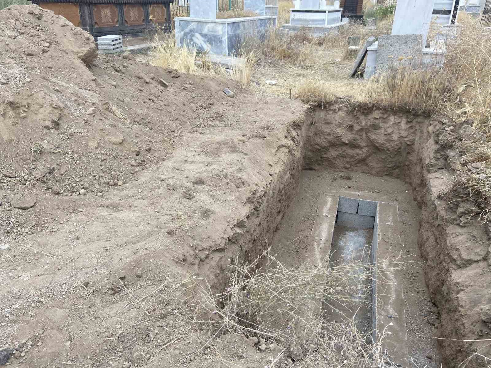 Babası tarla sürerken traktörden düşen çocuk hayatını kaybetti