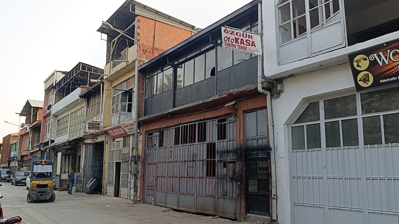 Bursa&rsquo;da &ccedil;atı &ccedil;&ouml;kt&uuml;: 29 yaşındaki gen&ccedil; ağır yaralandı
