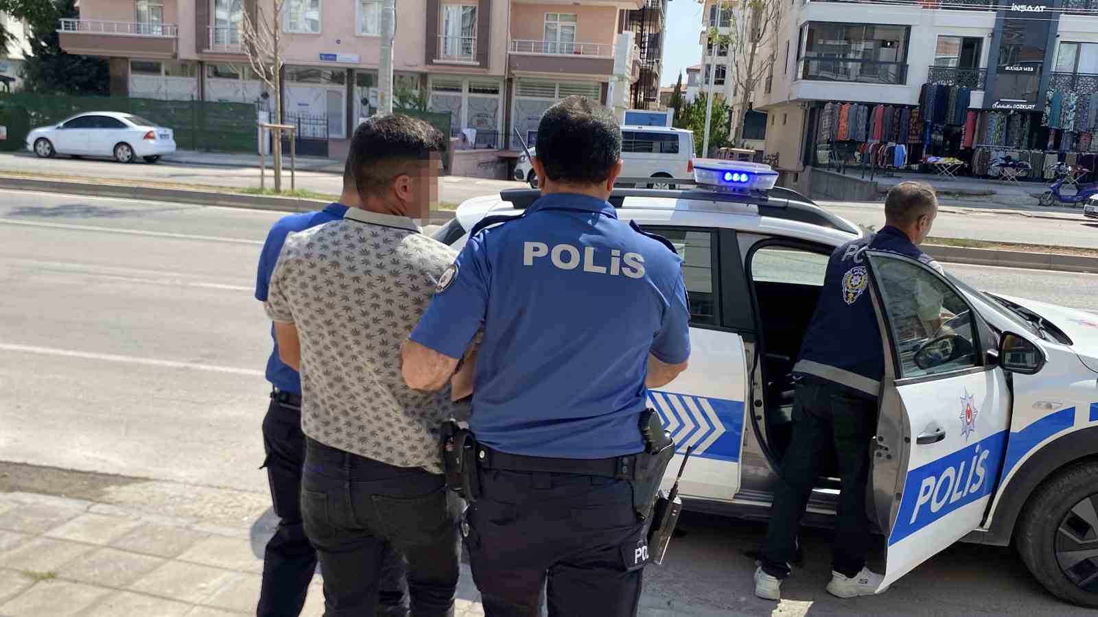 Kadını telefonla rahatsız eden ş&uuml;pheli kendini lokantanın tuvaletine kilitledi
