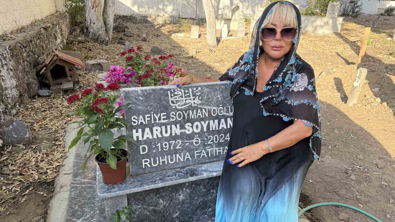 Safiye Soyman oğlunun kabrini ziyaret etti: "Yüzüm gülüyor ama içim yanıyor"