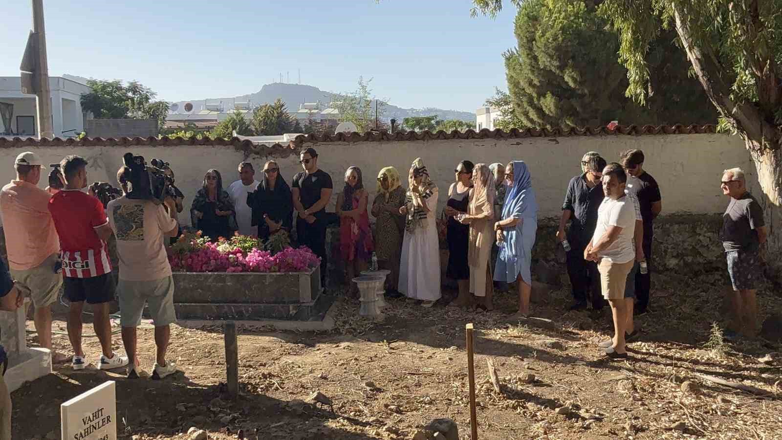 Safiye Soyman oğlunun kabrini ziyaret etti: "Yüzüm gülüyor ama içim yanıyor"
