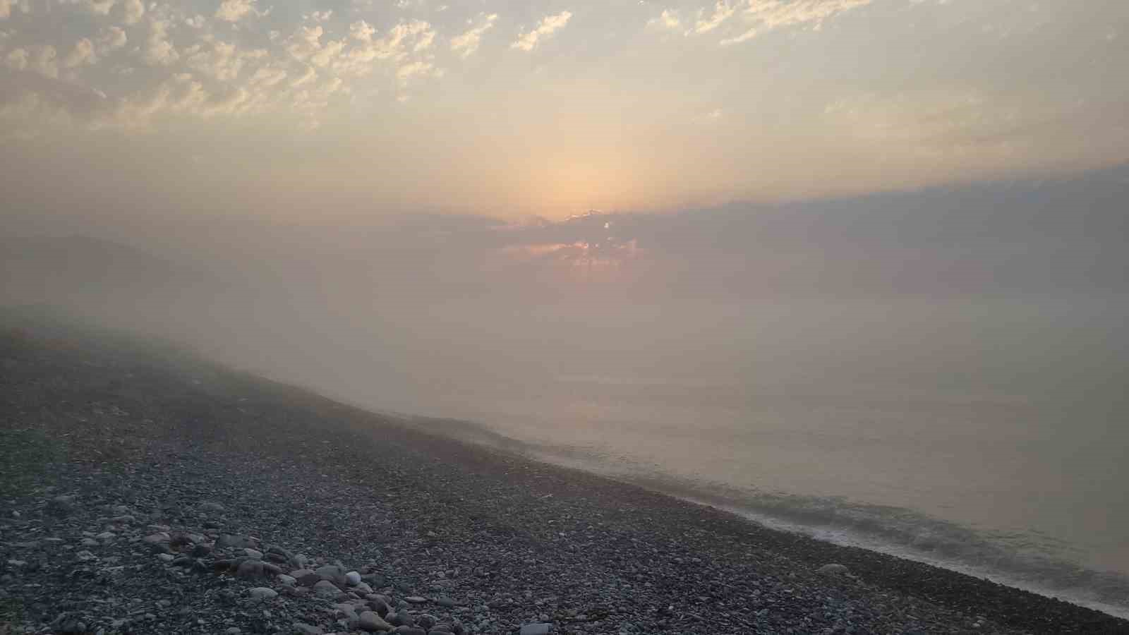 Sıcaklığı 15 dereceye d&uuml;şen denizin &uuml;zerinde sis bulutu oluştu
