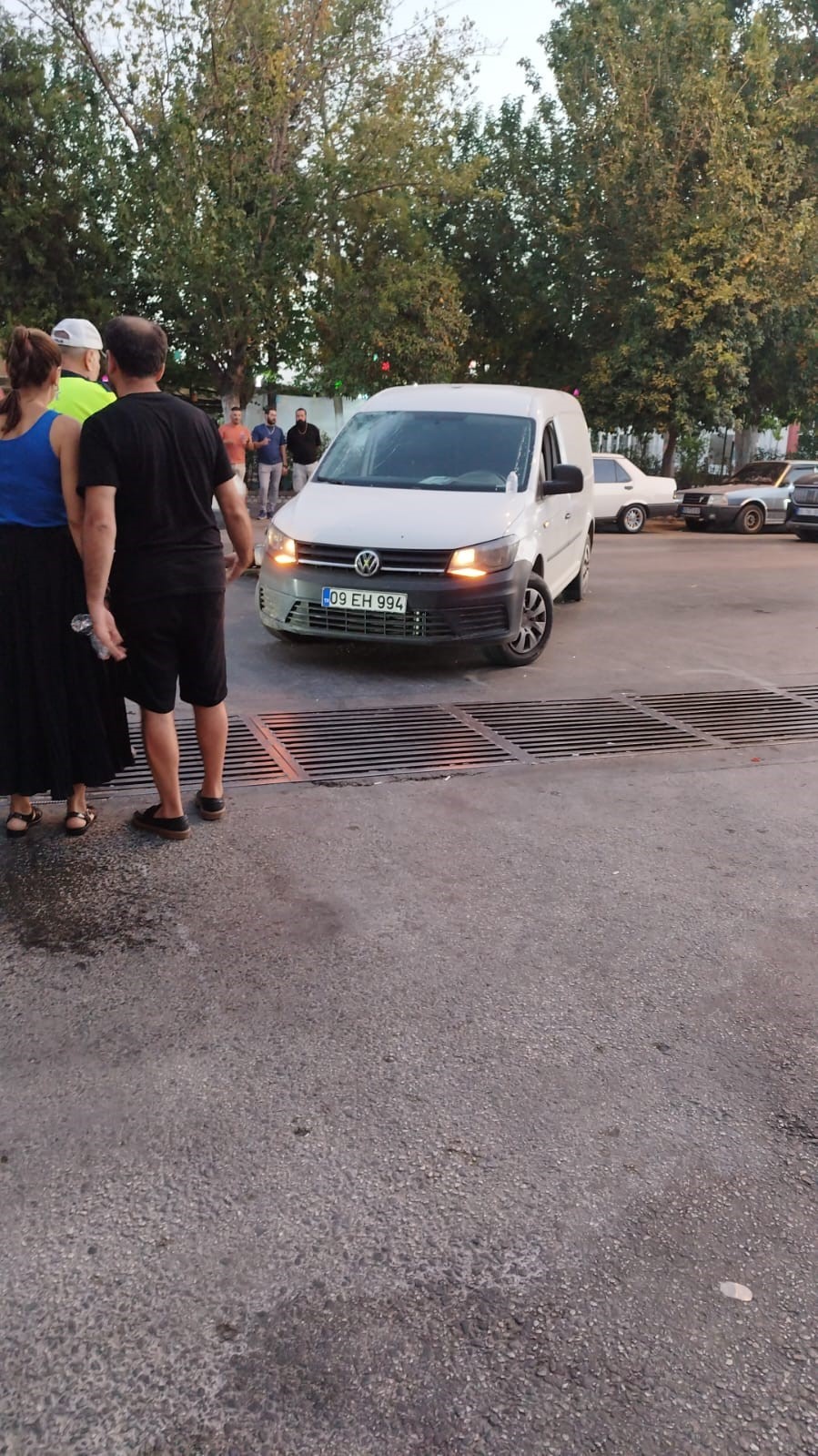 Ters y&ouml;nden d&ouml;n&uuml;ş yapan ara&ccedil; motosikletle &ccedil;arpıştı: 2 yaralı
