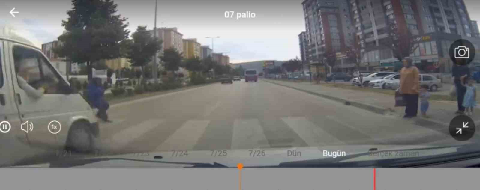 Minib&uuml;s&uuml;n &ccedil;arptığı yaya yaralandı: O anlar kamerada
