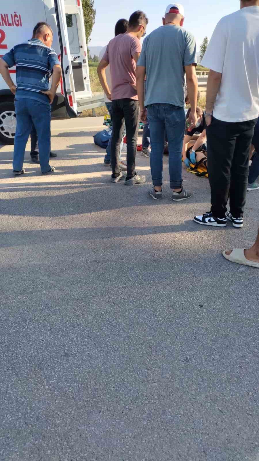 L&uuml;ks otomobile &ccedil;arpan motosikletin s&uuml;r&uuml;c&uuml;s&uuml; ağır yaralandı
