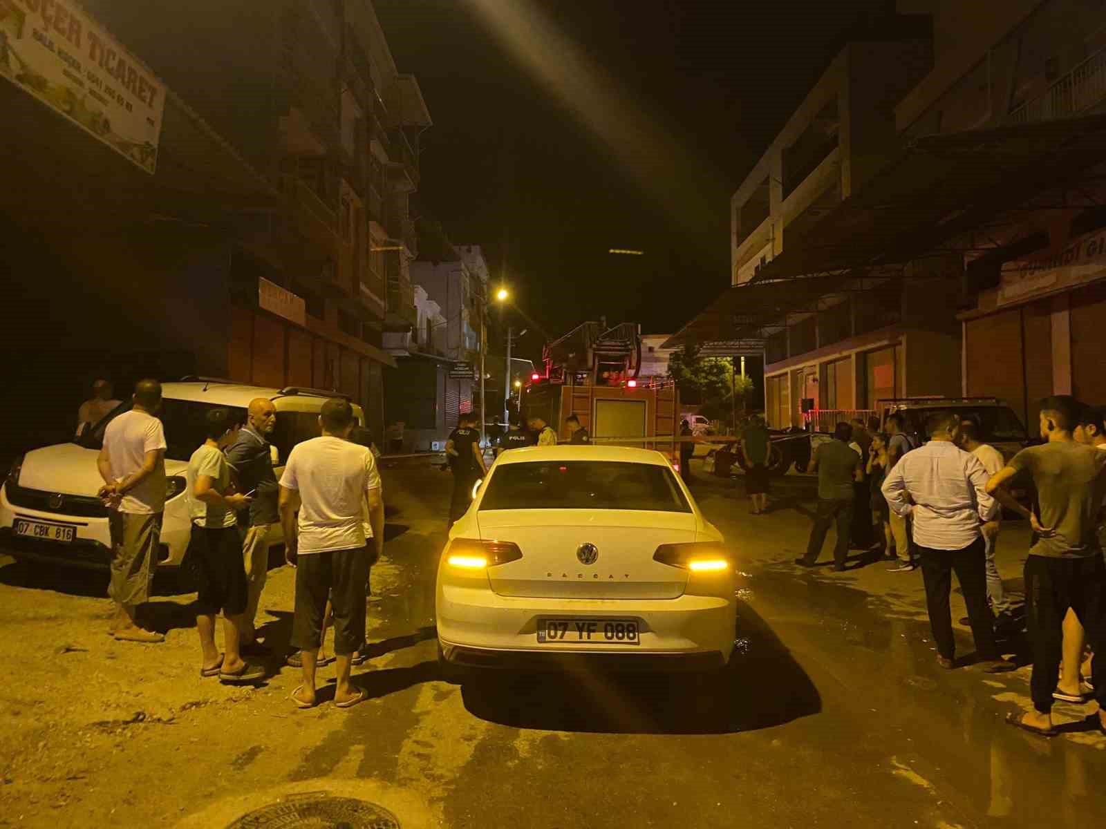 Antalya’da 4 katlı binada çıkan yangında 3 kişi dumandan etkilendi