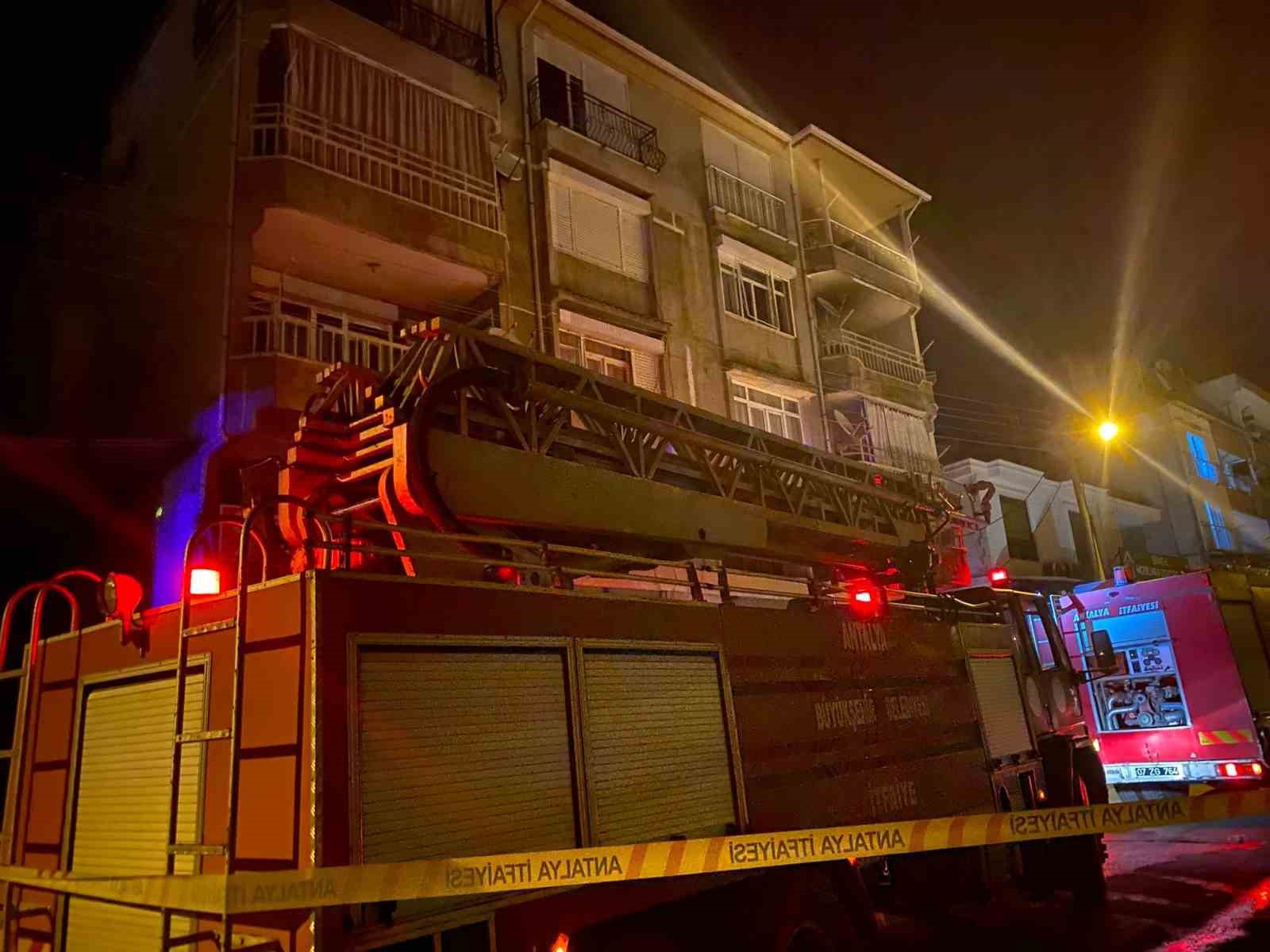 Antalya&rsquo;da 4 katlı binada &ccedil;ıkan yangında 3 kişi dumandan etkilendi
