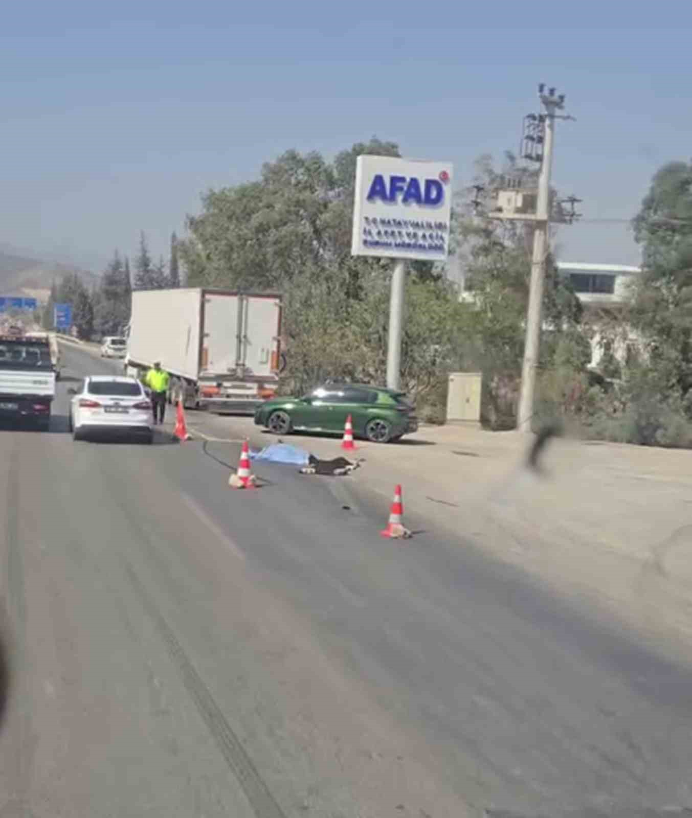 Yolun karşısına ge&ccedil;erken ara&ccedil;ların &ccedil;arptığı yaya can verdi
