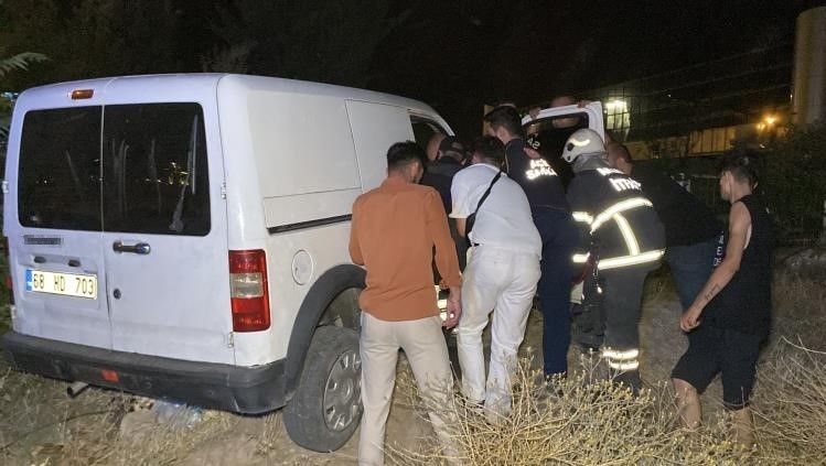 Alkoll&uuml; ve ehliyetsiz s&uuml;r&uuml;c&uuml; kaza yaptı: S&uuml;r&uuml;c&uuml; ağır yaralı
