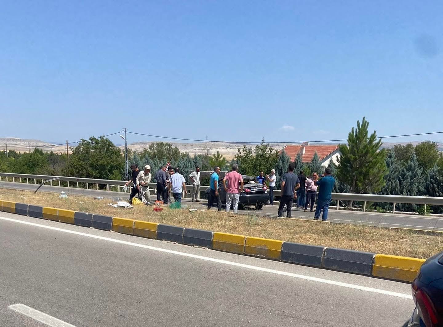 Ankara’da kontrolden çıkan otomobil refüje çarptı: 1 yaralı