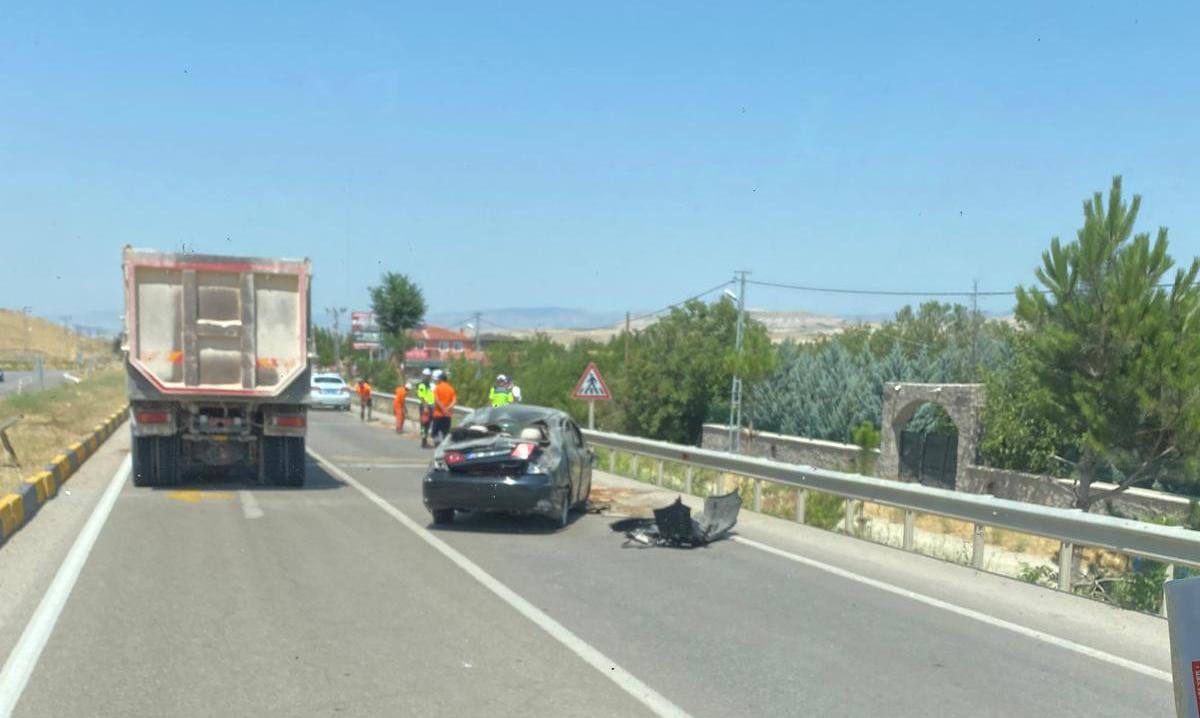 Ankara&rsquo;da kontrolden &ccedil;ıkan otomobil ref&uuml;je &ccedil;arptı: 1 yaralı

