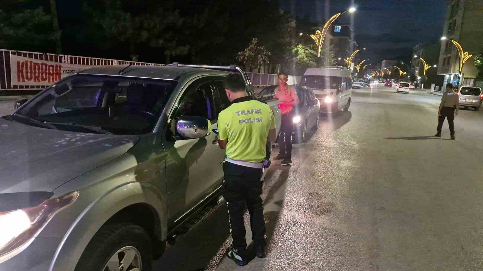 Trafik kurallarını ihlal eden 15 ara&ccedil; s&uuml;r&uuml;c&uuml;s&uuml;ne para cezası
