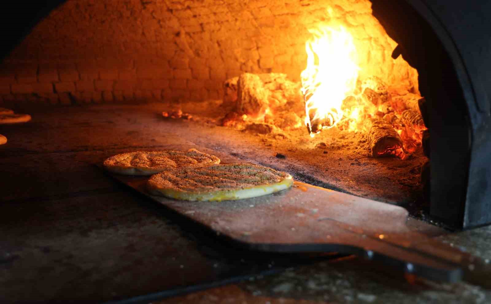 Sıcaklar bunalanlar kapalı alanlara kaçarken onlar serinlemek için dışarı çıkıyor