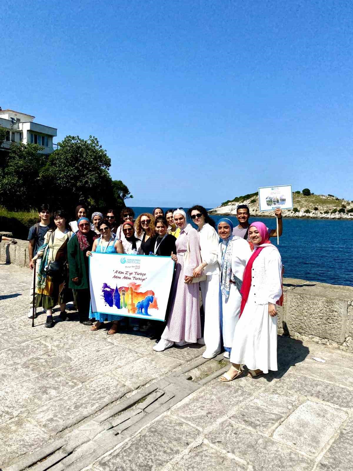 Yabancı &ouml;ğrencilere T&uuml;rk&ccedil;e eğitimi
