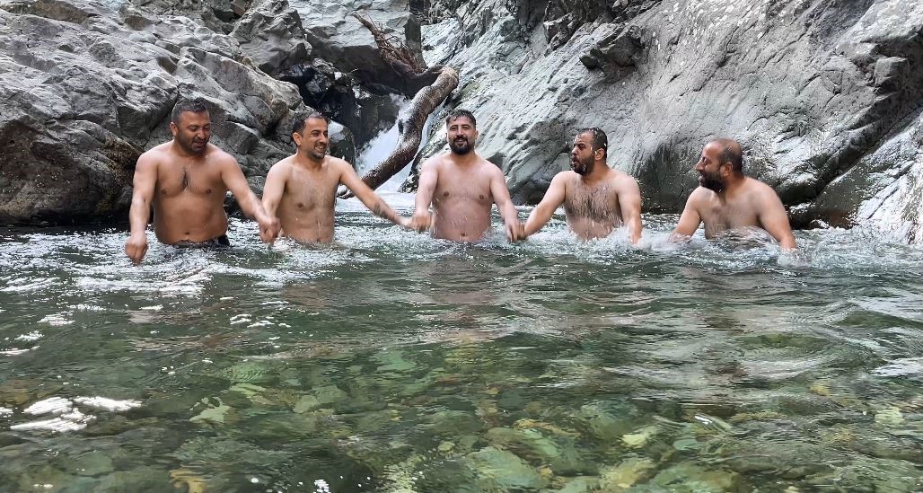 Artvin’de gençler derede horonla serinledi