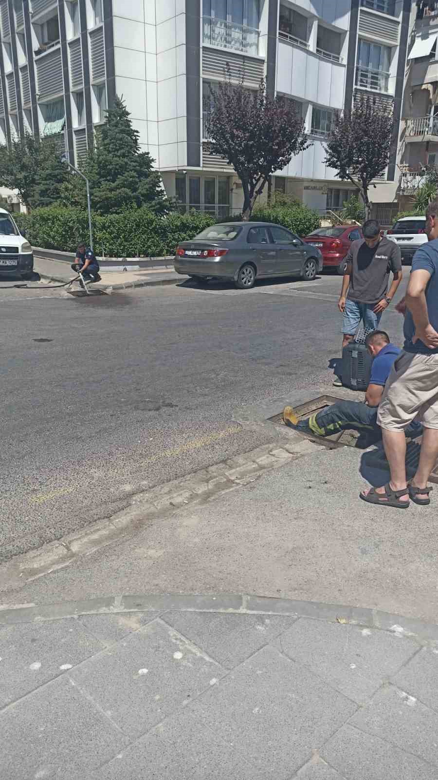 Yalova&rsquo;da anne kedi ve d&ouml;rt yavrusu sıkıştıkları yağmur suyu kanalından kurtarıldı
