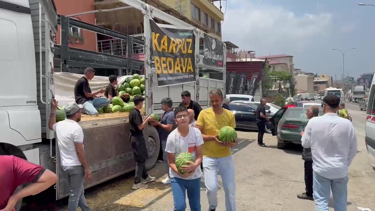 Hayırsever esnaf, 20 ton karpuzu 1 saat i&ccedil;inde vatandaşlara bedava dağıtarak bitirdi
