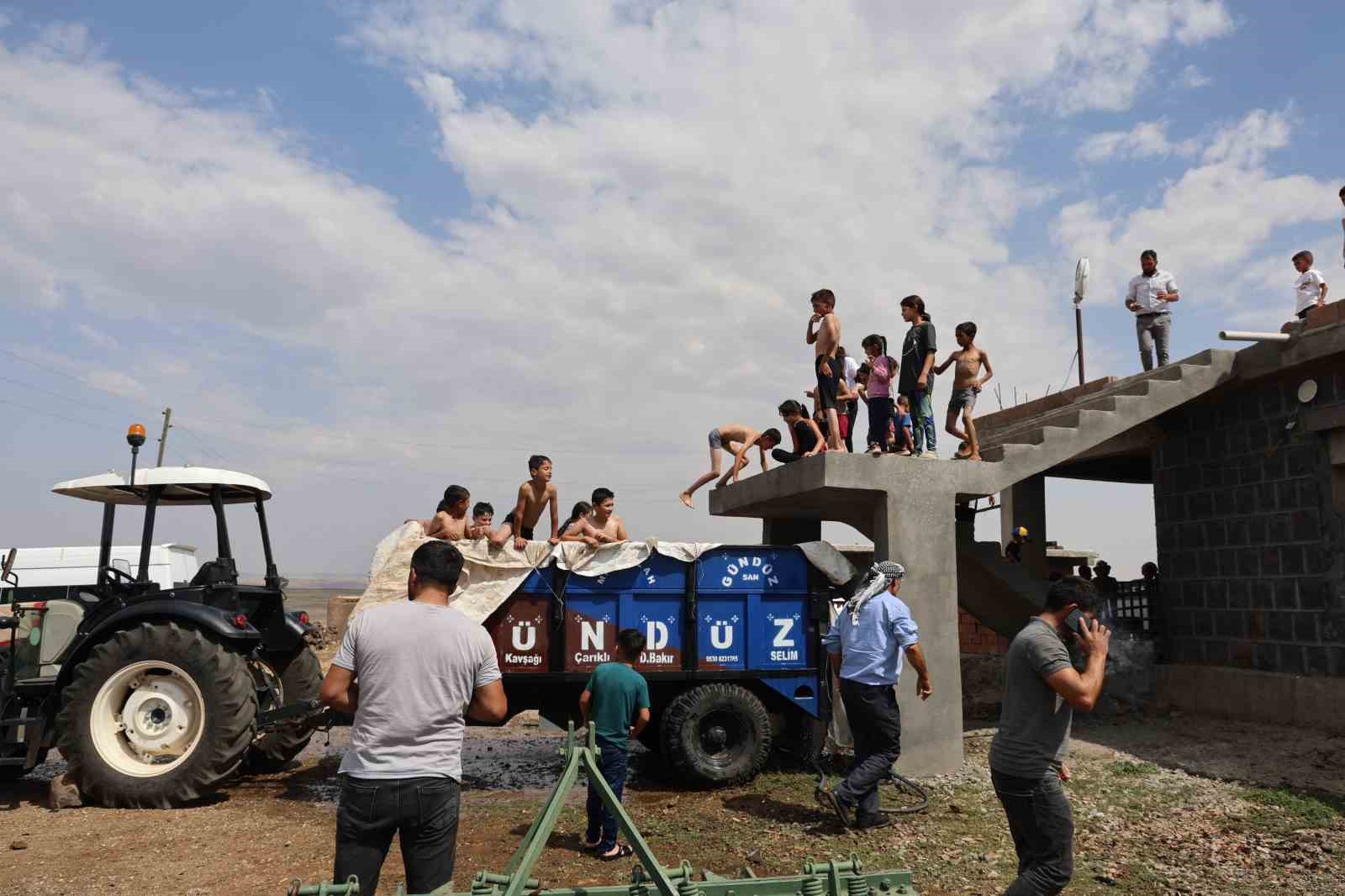 Havuz yoksa r&ouml;mork var: Diyarbakır&rsquo;da yaz neşesi kendi imkanlarıyla geldi
