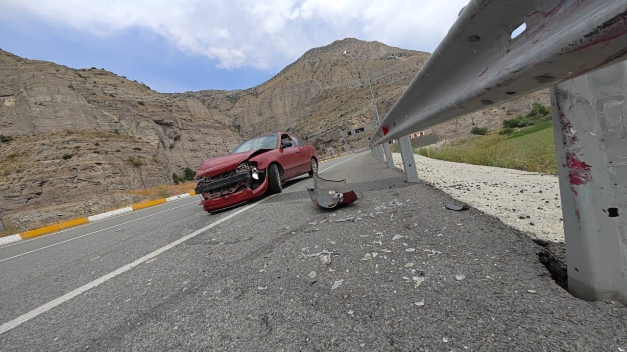 Erzurum&rsquo;da trafik kazası, emniyet kemeri hayat kurtardı
