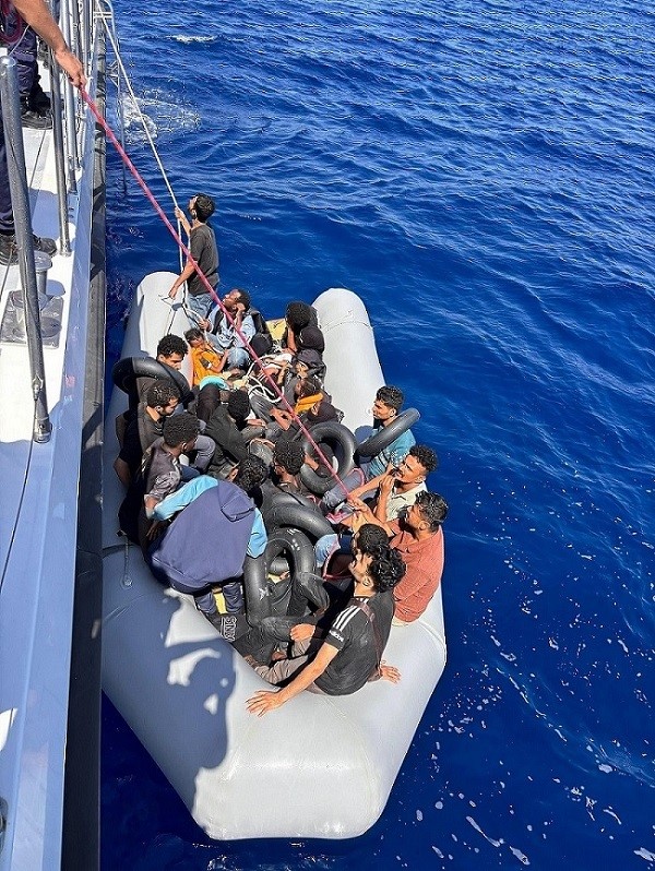 Kuşadası açıklarında 22 düzensiz göçmen kurtarıldı