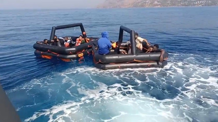 Ayvacık’ta 19 kaçak göçmen kurtarıldı