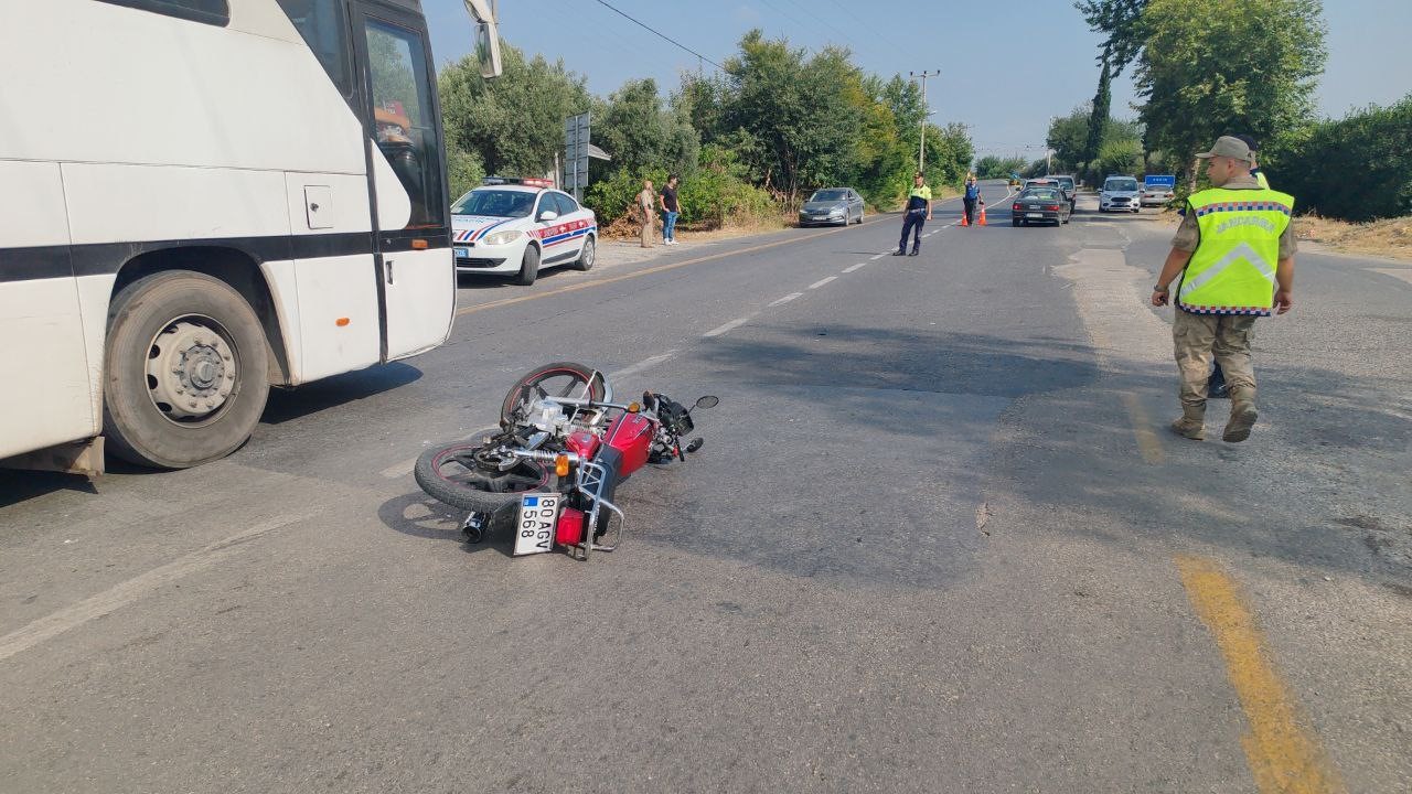 Erzin&rsquo;de &ccedil;arpışan 2 motosikletin s&uuml;r&uuml;c&uuml;s&uuml; yaralandı
