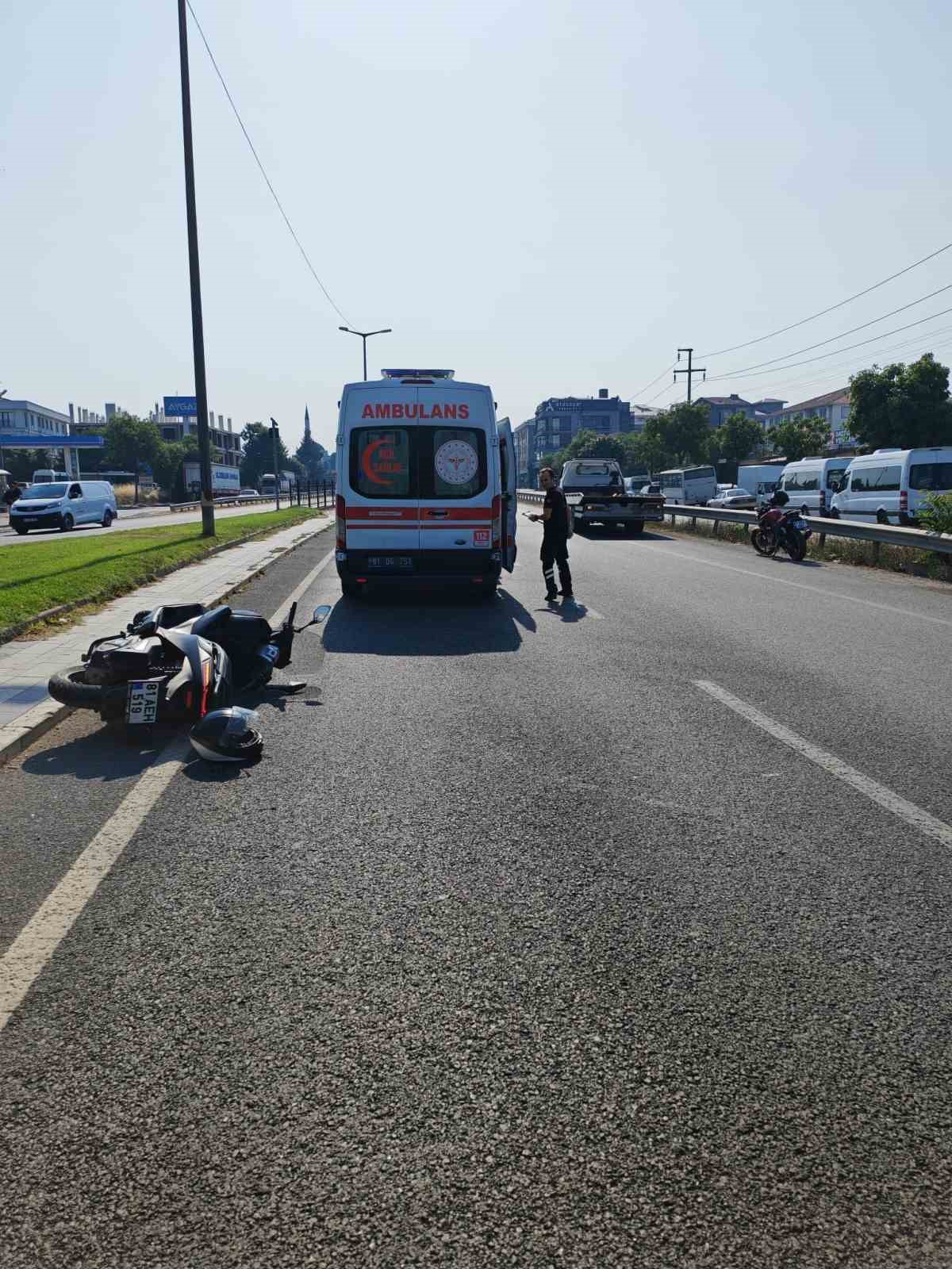 Yola biran da &ccedil;ıkan &ccedil;ekiciye motosiklet &ccedil;arptı
