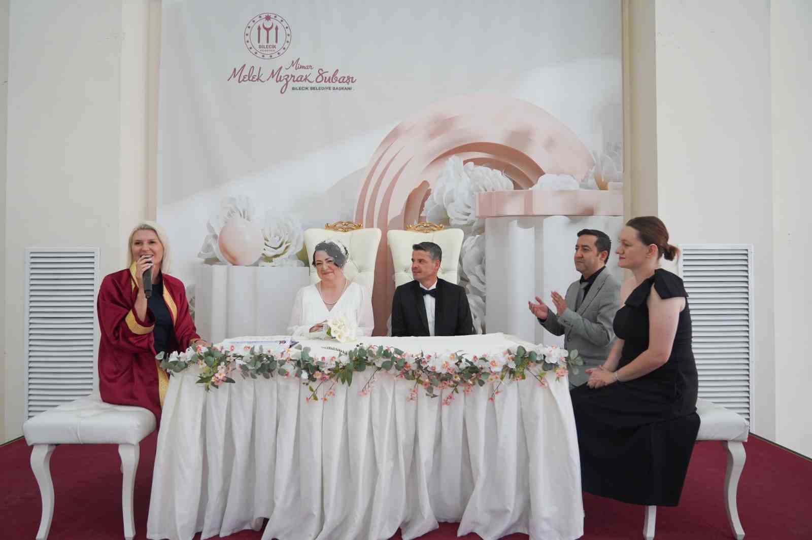 Başkan Subaşı, &ccedil;alışma arkadaşlarının nikahını kıydı
