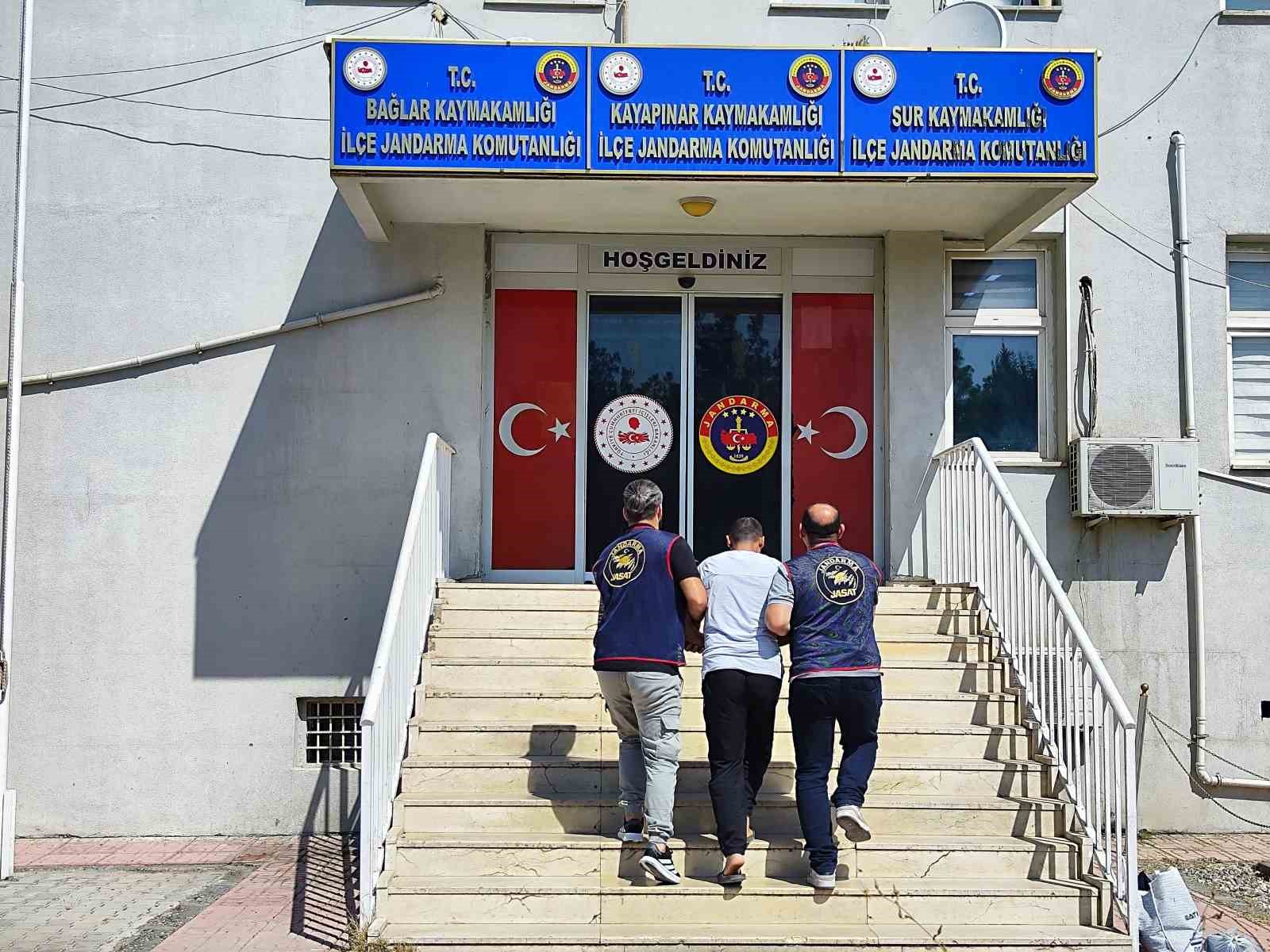 Diyarbakır’da toplam 45 yıl hapis cezası bulunan 2 zanlı yakalandı