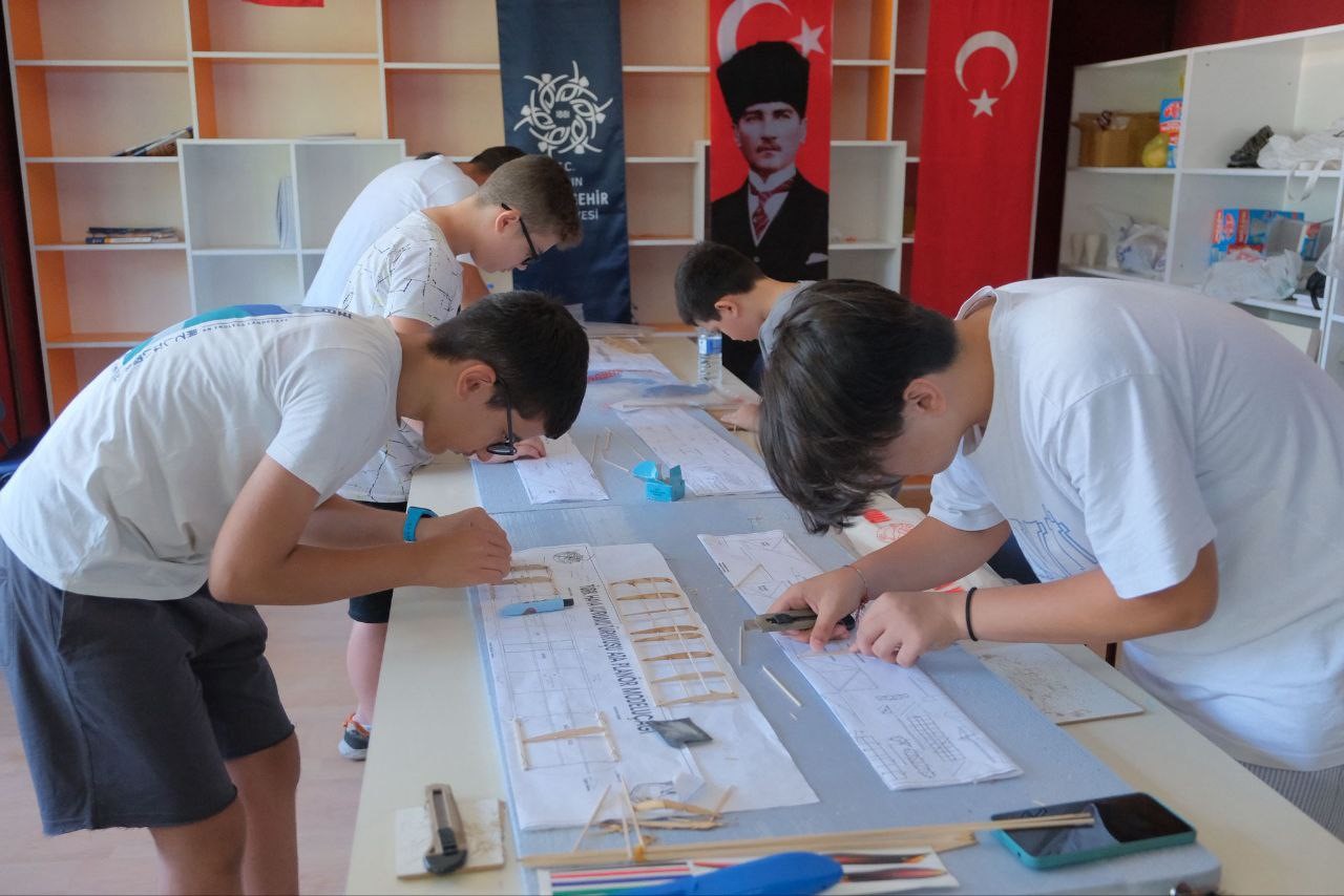 Aydın Büyükşehir Belediyesi’nin model uçak kursları başladı