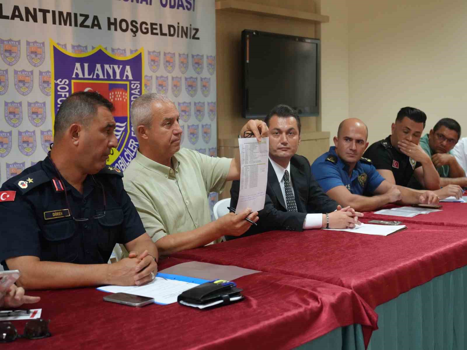 Alanya’da zabıtadan taksilere sivil takip