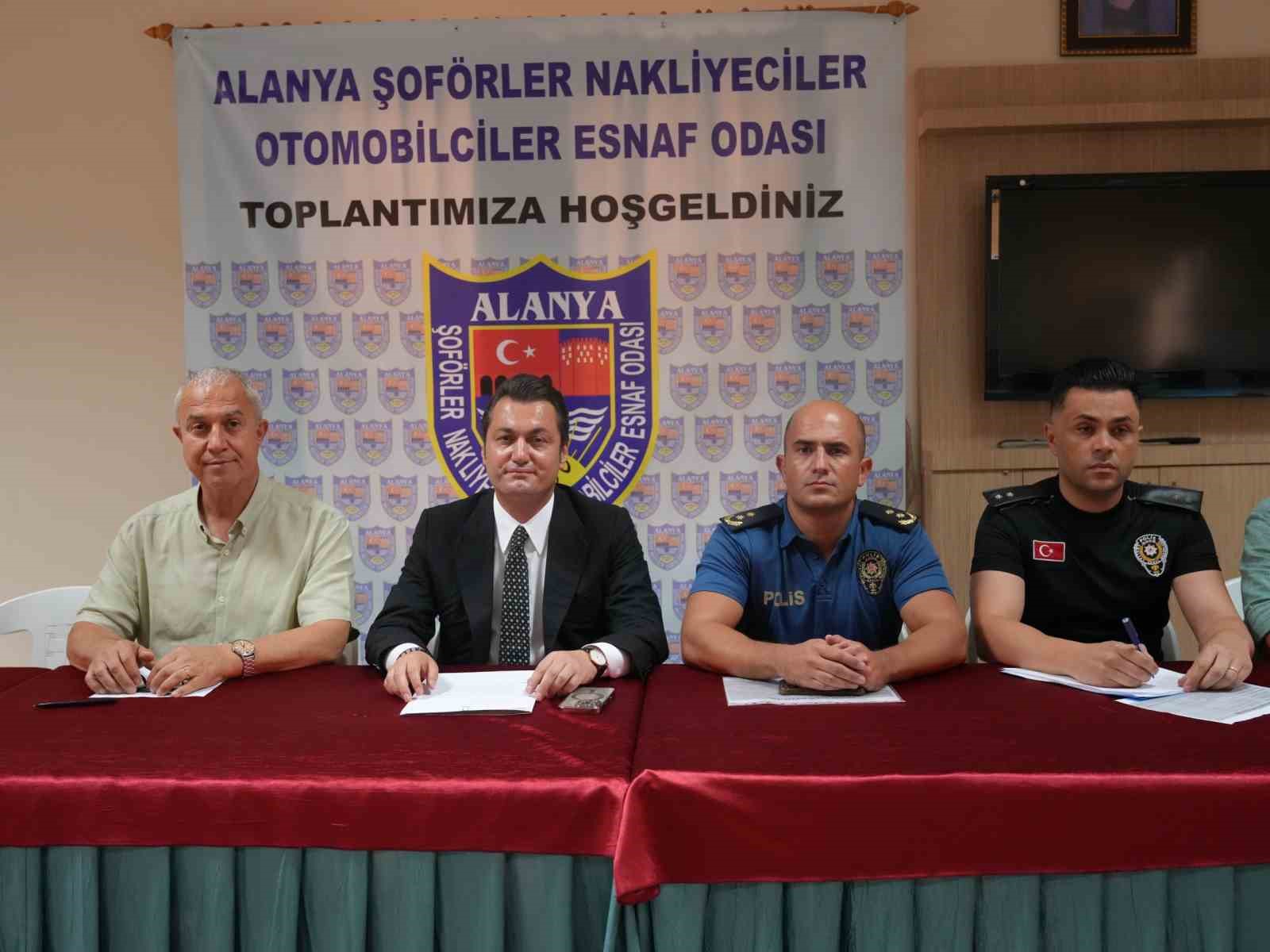 Alanya&rsquo;da zabıtadan taksilere sivil takip
