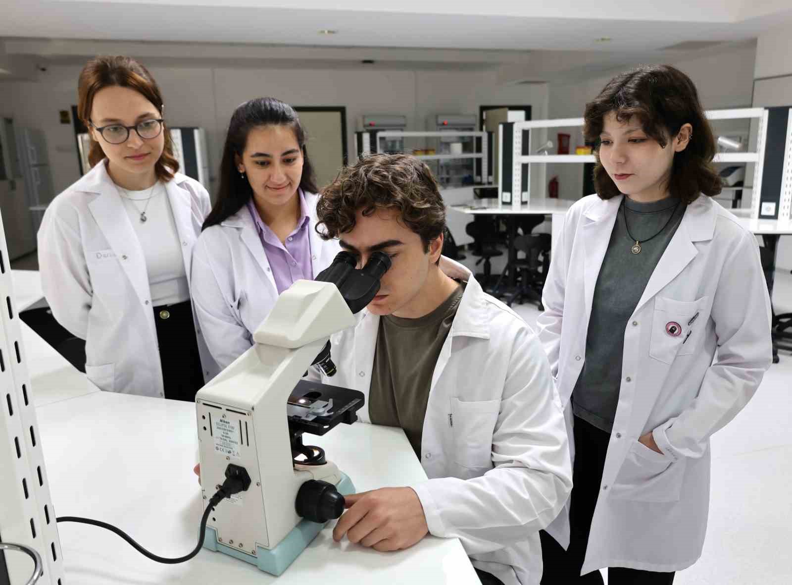 İzmir Ekonomi’den zirveye