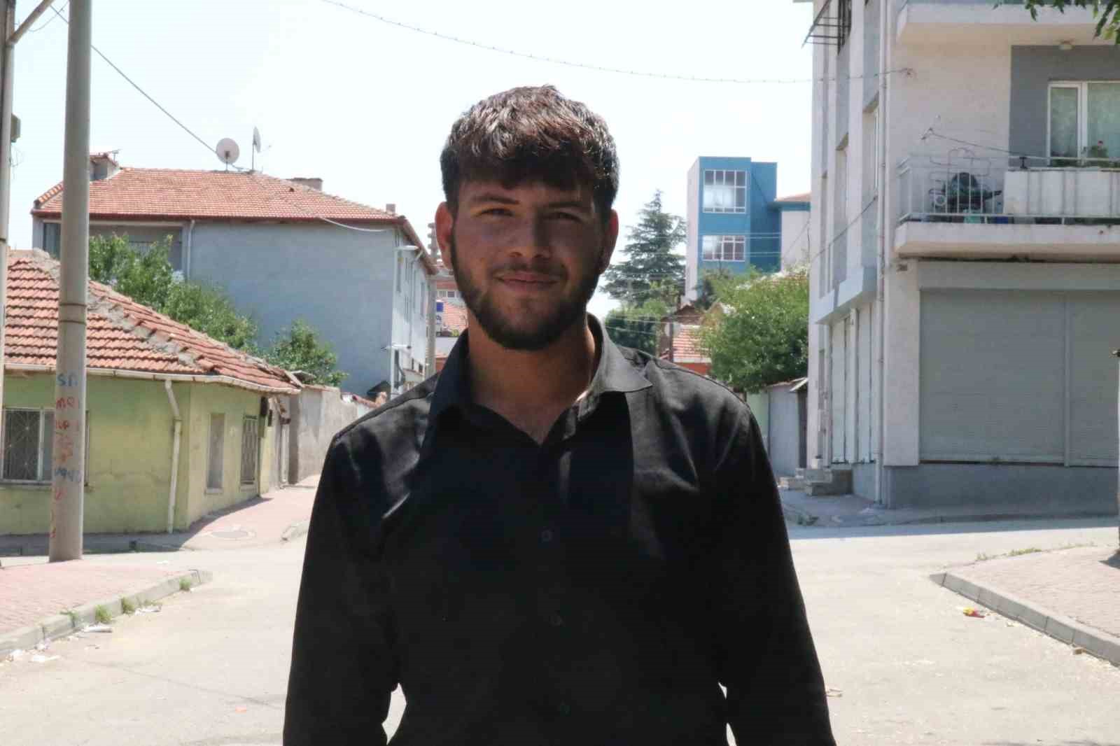 (&Ouml;ZEL) Evin balkonuna cansız manken asıldı, g&ouml;renler ilk bakışta ceset sandı
