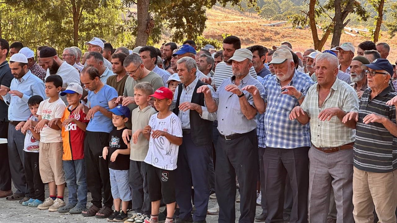 Eller yağmur ve orman yangınları için semaya açıldı