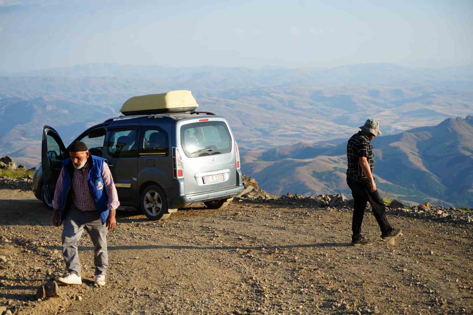 Bayburt&rsquo;ta turizmin &ouml;n&uuml; yolda tıkandı: "B&ouml;breğinde taş olan bu yolda d&uuml;ş&uuml;r&uuml;r"
