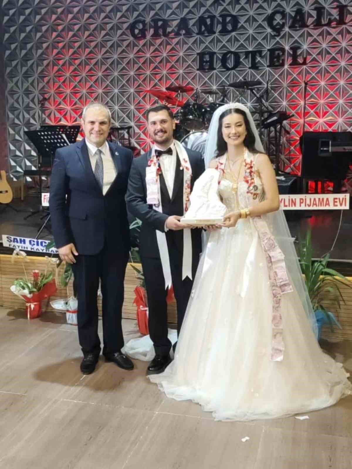 Başkan Dilsiz, gen&ccedil; &ccedil;iftlerin mutluluğuna ortak oldu
