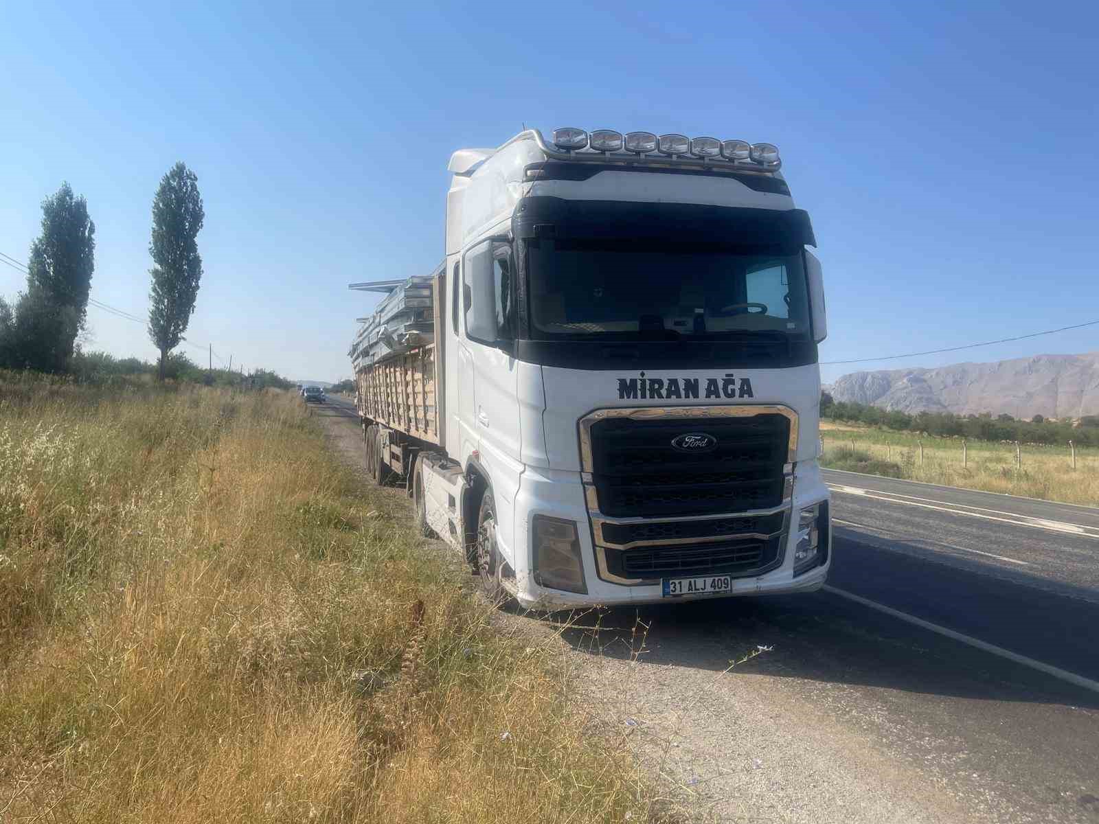 Otomobil ile kamyon &ccedil;arpıştı: 1 yaralı
