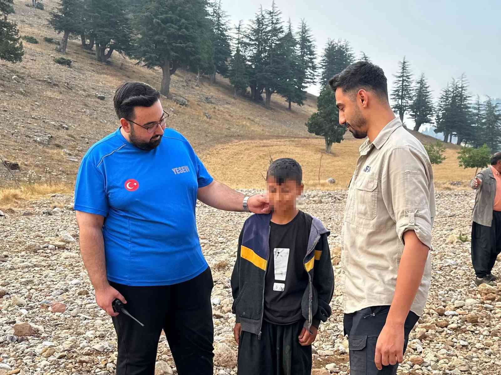 Adana’da kayıp olarak aranan çocuk komşusunun damında uyurken bulundu