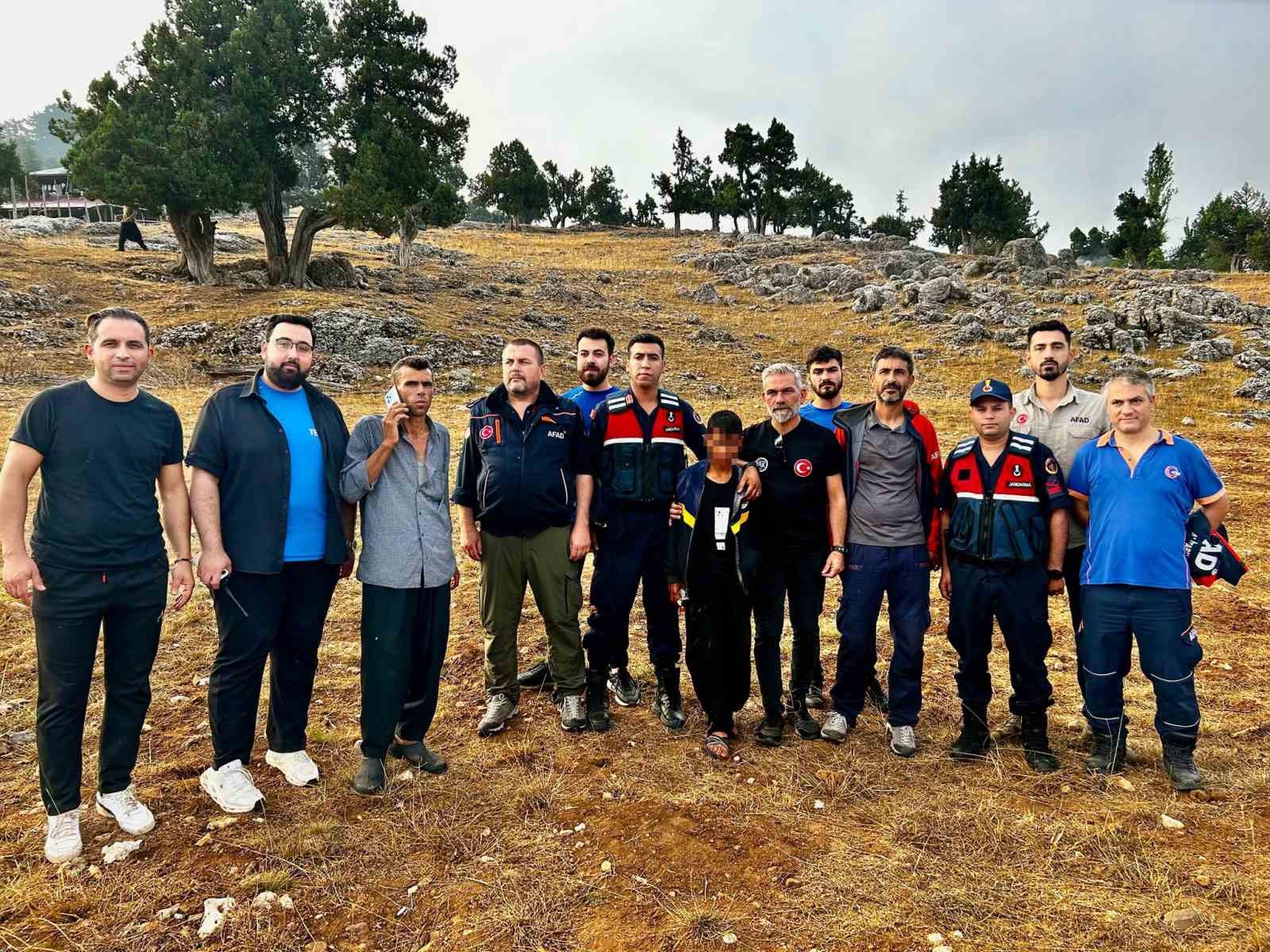 Adana’da kayıp olarak aranan çocuk komşusunun damında uyurken bulundu
