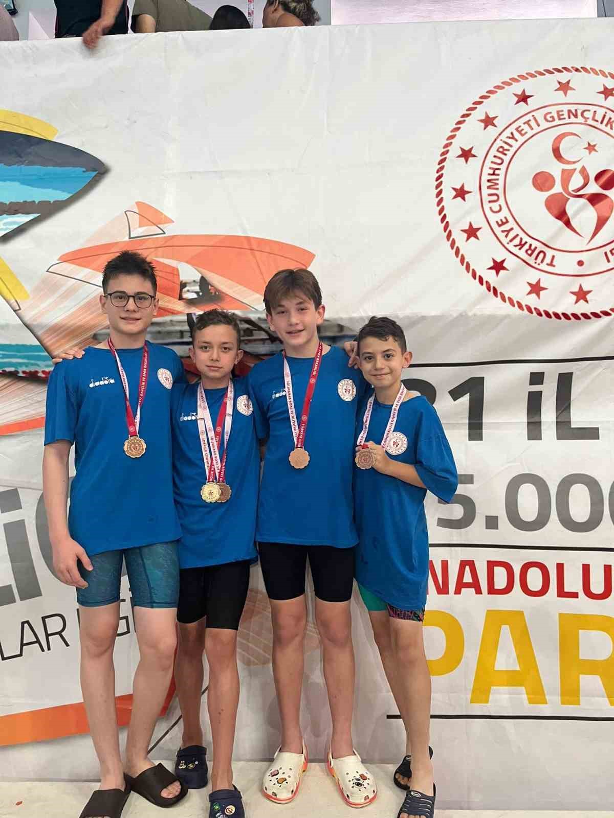 ANALİG Y&uuml;zme m&uuml;sabakalarında Eskişehirli sporculardan b&uuml;y&uuml;k başarı
