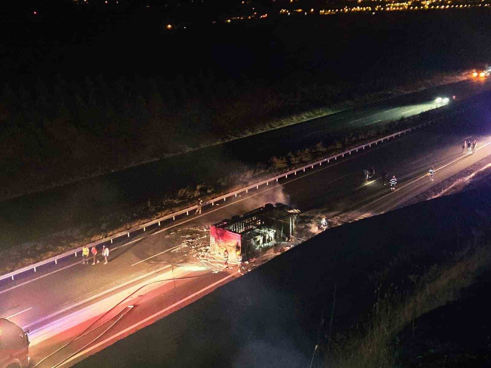 Balıkesir’de otoyolda tır yandı, yangın ormanlık alana sıçradı