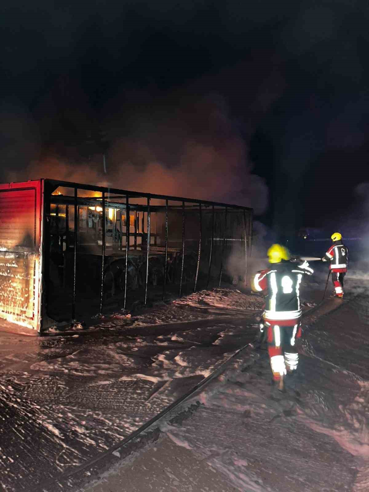 Balıkesir’de otoyolda tır yandı, yangın ormanlık alana sıçradı