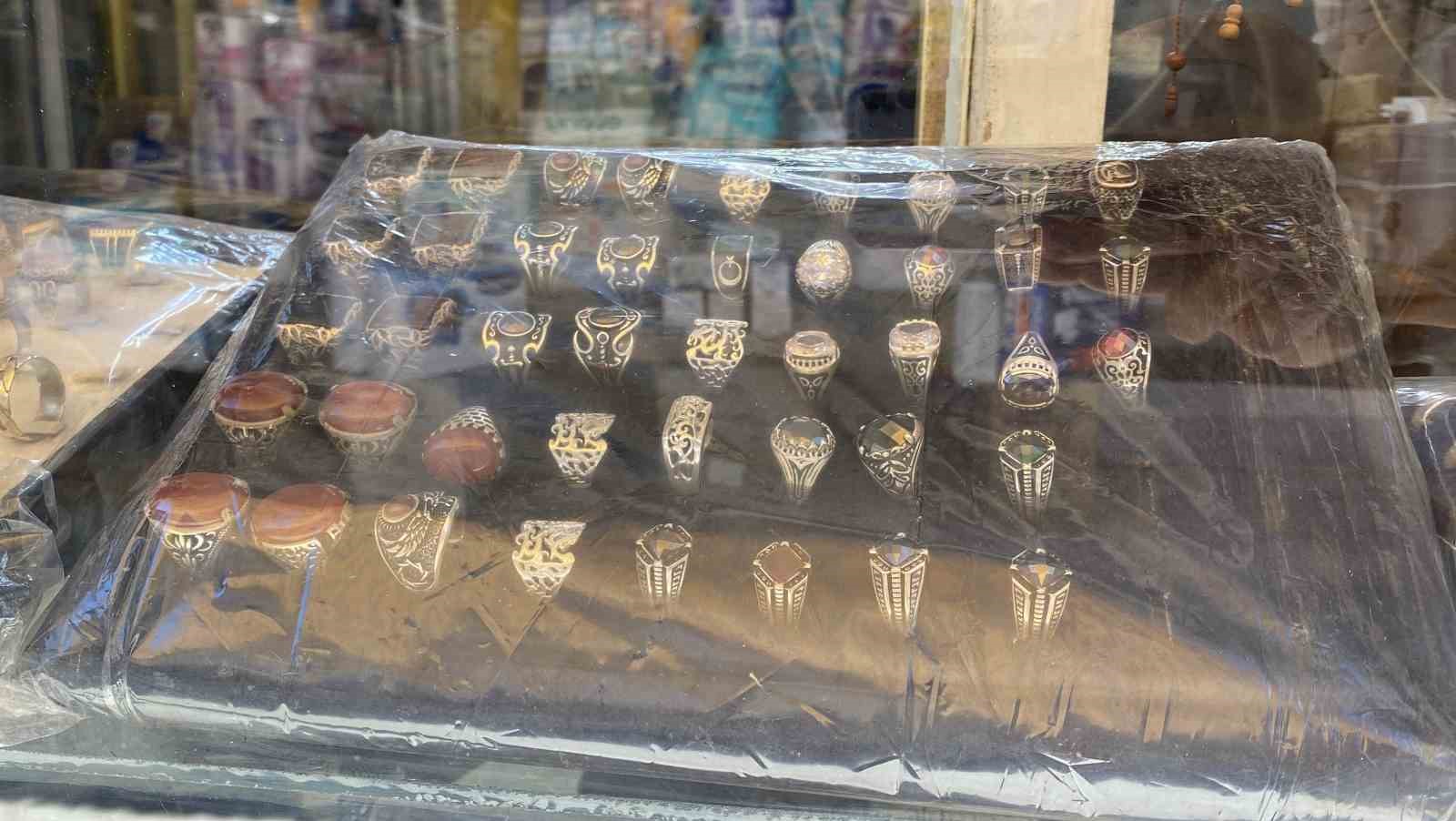 57 senedir g&uuml;m&uuml;ş&uuml; sanata d&ouml;n&uuml;şt&uuml;r&uuml;yor: En b&uuml;y&uuml;k korkusu d&uuml;kkanının kapanması
